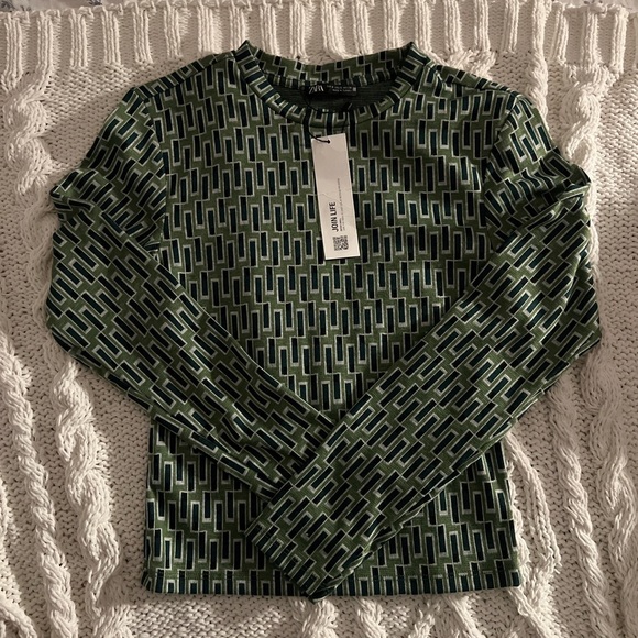 ZARA rectangle patterned green top - Picture 1 of 1